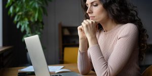 woman-on-laptop-fills-out-an-online-job-application.jpg